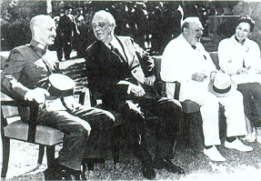 カイロ会談（左から、蒋介石、F.ローズヴェルト、W.チャーチル）